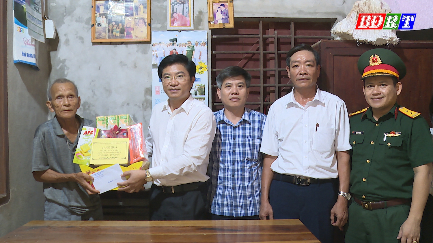Đồng chí Trương An Ninh UVTV Tỉnh ủy, Bí thư Thị ủy Ba Đồn thăm, tặng quà cho thương binh Nguyễn Văn Đính tại xã Quảng Thủy
