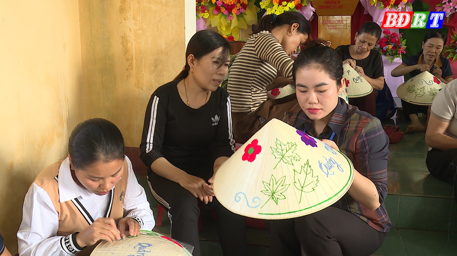 Lớp đào tạo nghề Thêu rên trên nón tại xã Quảng Văn