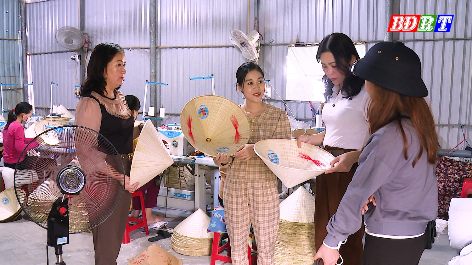 Mô hình sản xuất và thu mua nón lá của chị Phan Thị Hiền, Thôn Tân Đức, xã Quảng Tân tạo thu nhập ổn định cho nhiều lao động tại địa phương