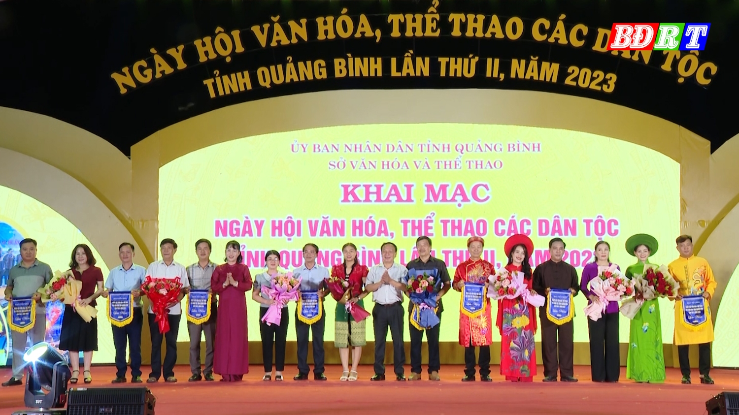 Trao cờ lưu niệm cho các đội thi tại ngày hội văn hóa thể thao các dân tộc tỉnh Quảng Bình.