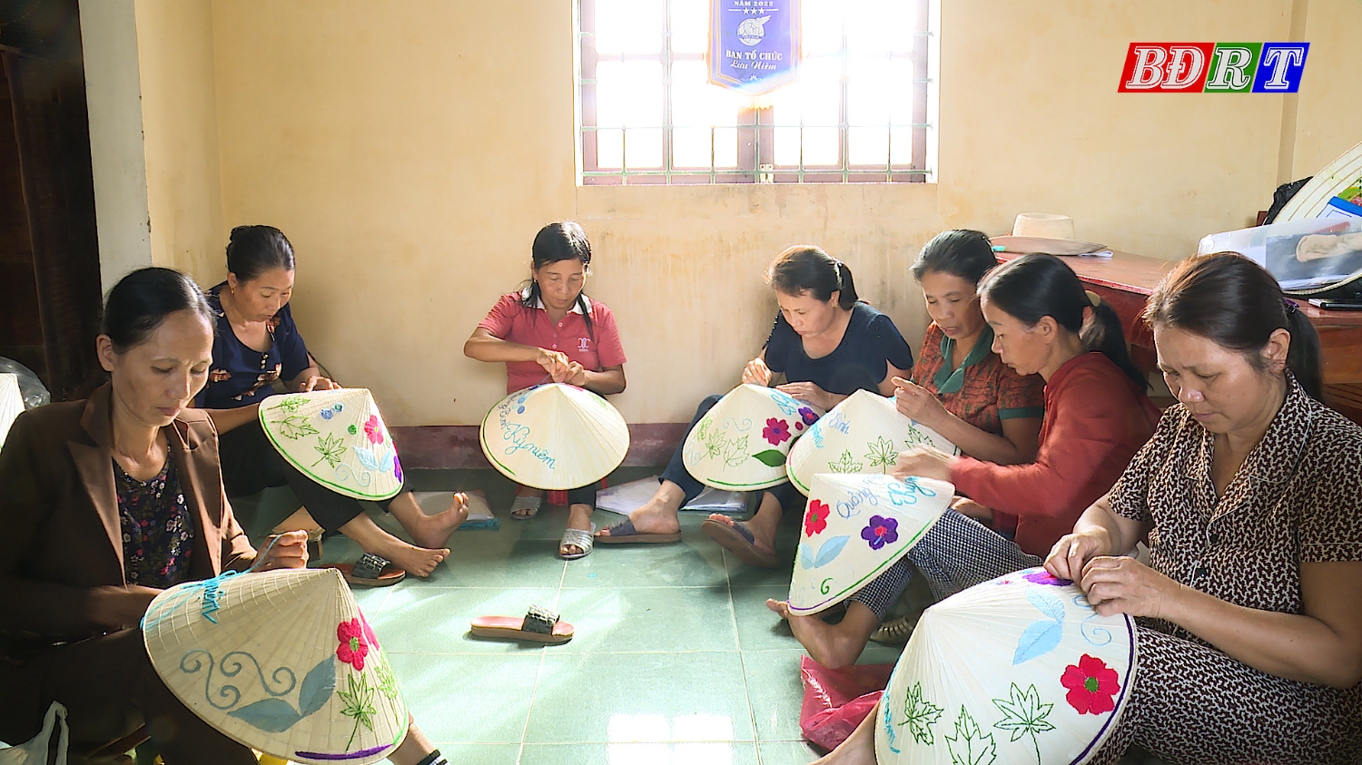 Nghề thêu ren nón ở xã Quảng Văn góp phần tăng thu nhập