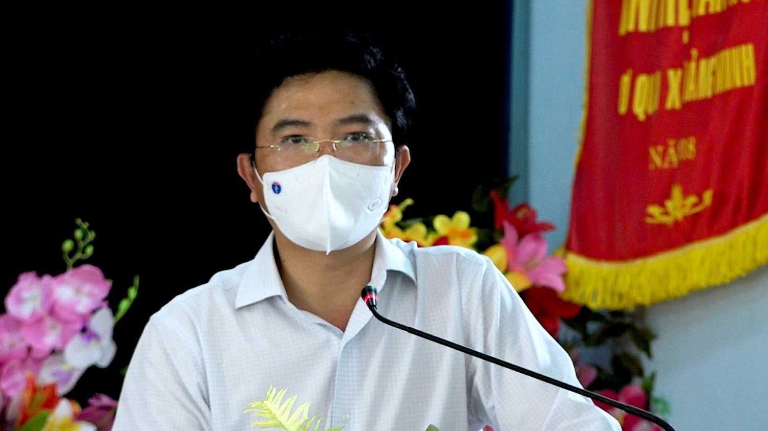 Ông Trương An Ninh, Ủy viên Ban Thường vụ Tỉnh ủy, Bí thư Thị ủy Ba Đồn trình bày chương trình hành động trước cử tri thị xã Ba Đồn (1)