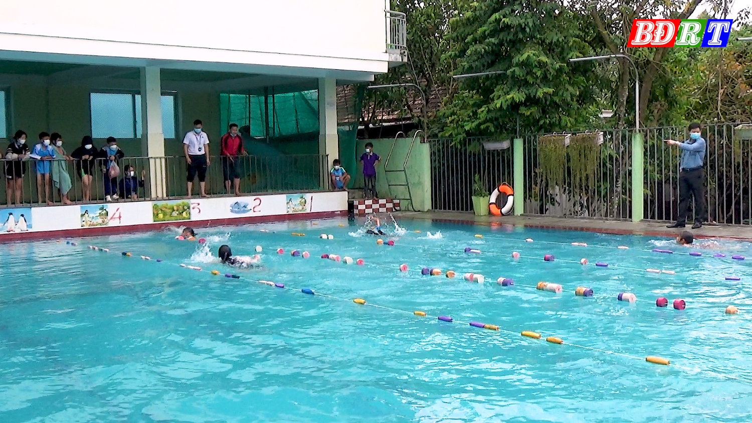Phòng GD&ĐT chỉ đạo các nhà trường tổ chức thi đấu môn bơi lội