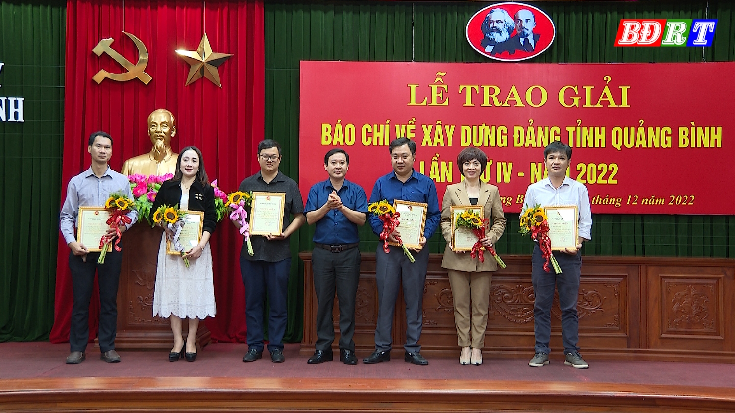 Phóng viên Lệ Hằng (thứ 2 từ trái qua) vinh dự được nhận giải Báo chí xây dựng Đảng tỉnh Quảng Bình năm 2022