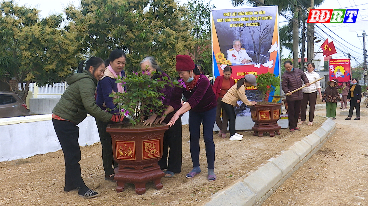 Phụ nữ xã Quảng Trung thực hiện nhiều phần việc thiết thực xây dựng nông thôn mới