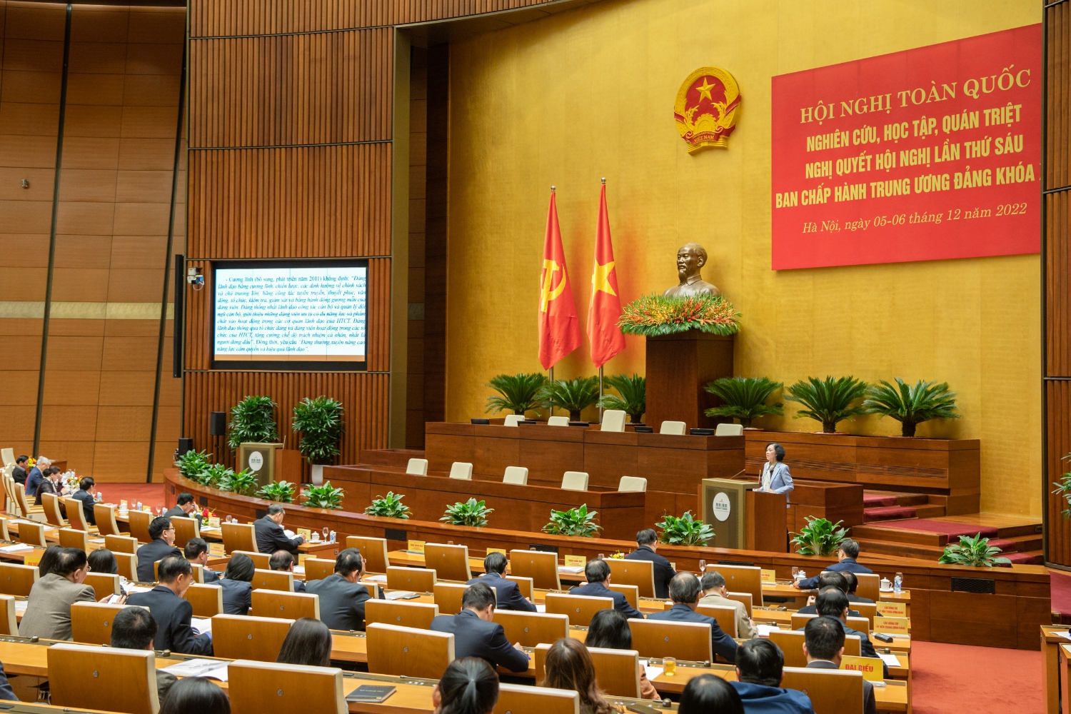 Trưởng Ban Tổ chức Trung ương Trương Thị Mai báo cáo chuyên đề “Tiếp tục đổi mới phương thức lãnh đạo, cầm quyền của Đảng đối với hệ thống chính trị trong giai đoạn mới”.