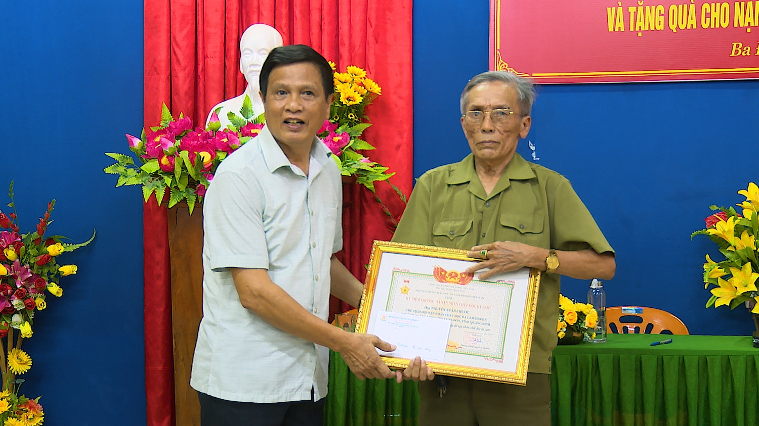 01 cá nhân vinh dự được nhận Kỷ niệm chương 10 năm vì nạn nhân chất độc da cam của TW Hội