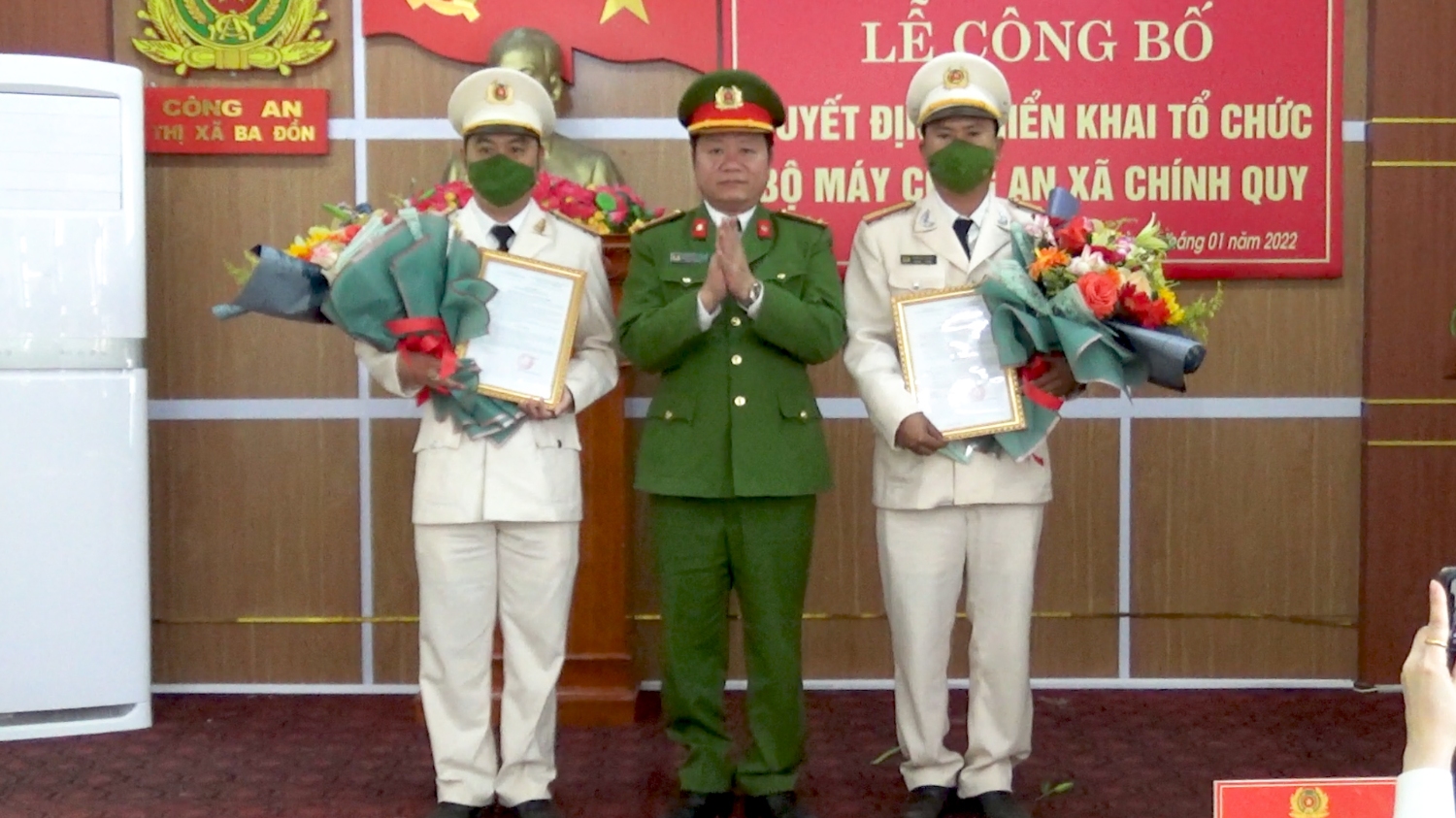 02 đồng chí đưuọc nhận quyết định điều động và bổ nhiệm tại phường Quảng Long và xã Quảng Lộc