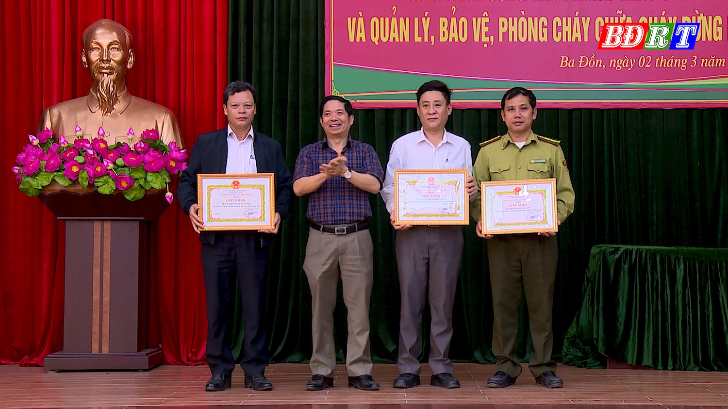 03 tập thể được nhận giấy khen của UBND thị xã Ba Đồn vì đã có thành tích xuất sắc trong công tác quản lý, bảo vệ rừng và PCCCR năm 2022