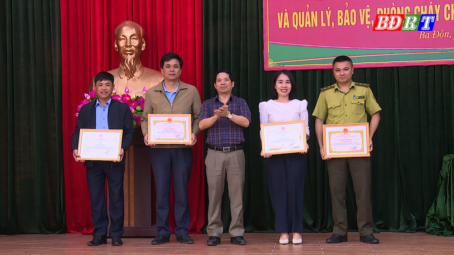 04 cá nhân được nhận giấy khen của UBND thị xã Ba Đồn vì đã có thành tích xuất sắc trong công tác quản lý, bảo vệ rừng và PCCCR năm 2022