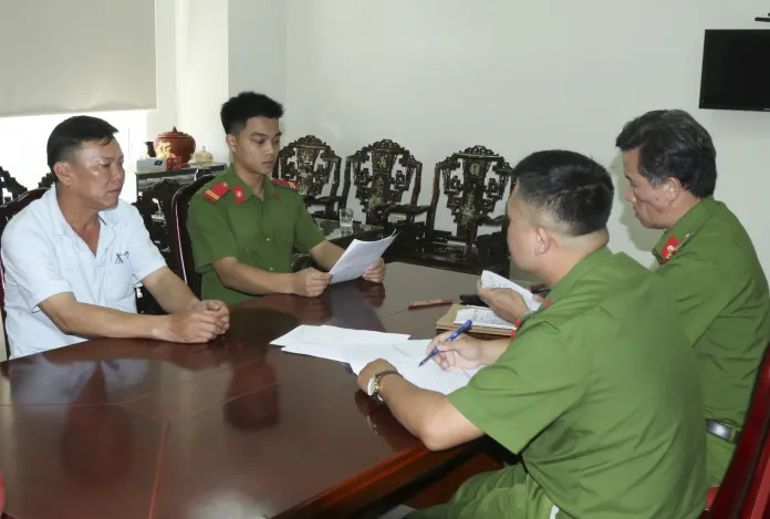 Đối tượng Nguyễn Khắc Ninh đến Phòng Cảnh sát thi hành án hình sự và hỗ trợ tư pháp, Công an tỉnh đầu thú sau hơn 30 năm trốn thi hành án.