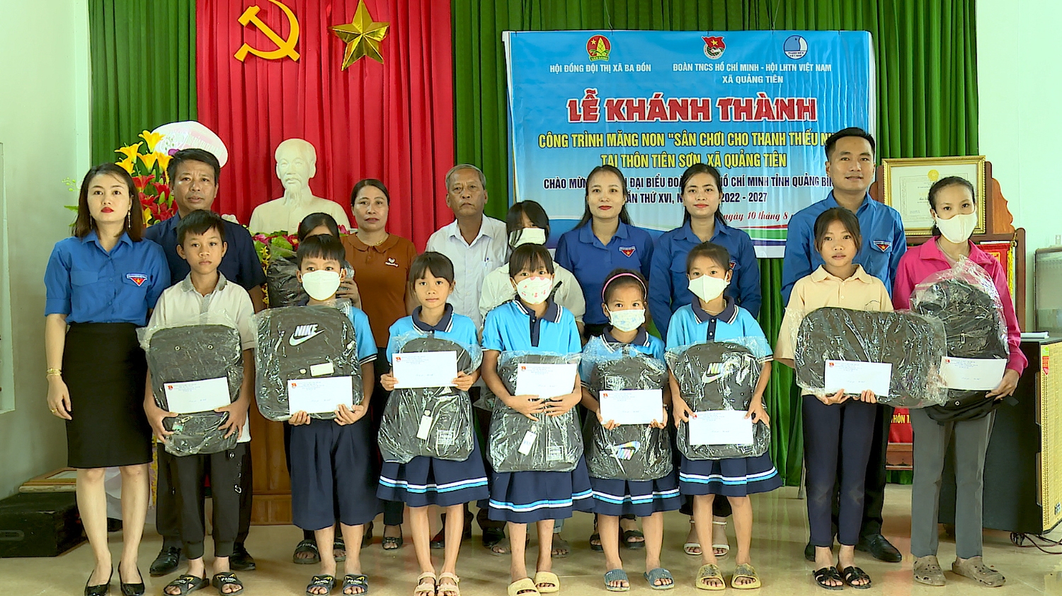 10 em học sinh được nhận quà từ Hội đồng đội thị xã Ba Đồn (1)