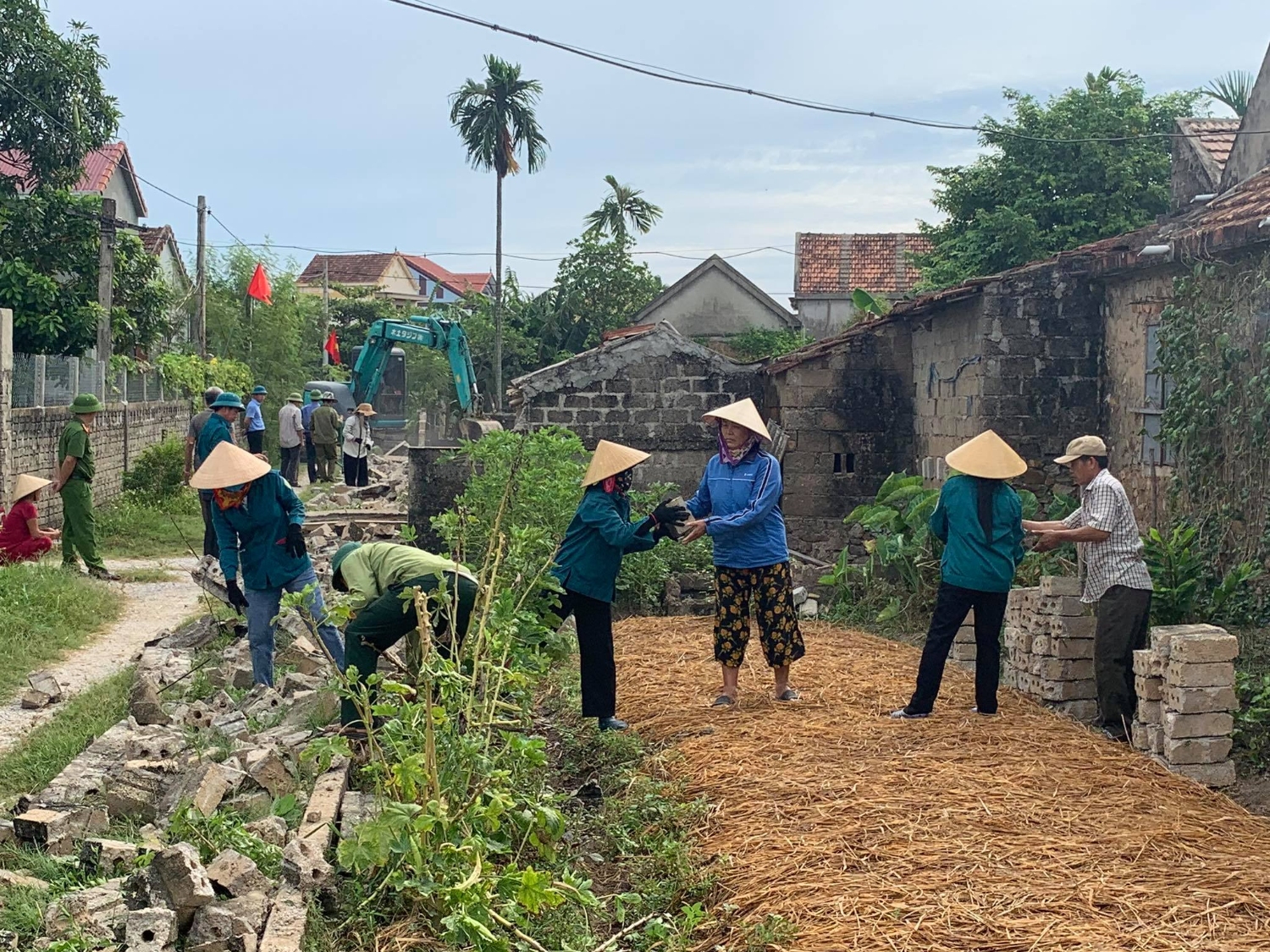 Người dân xã Quảng Thủy hiến đất, hàng rào xây dựng Nông thôn mới.