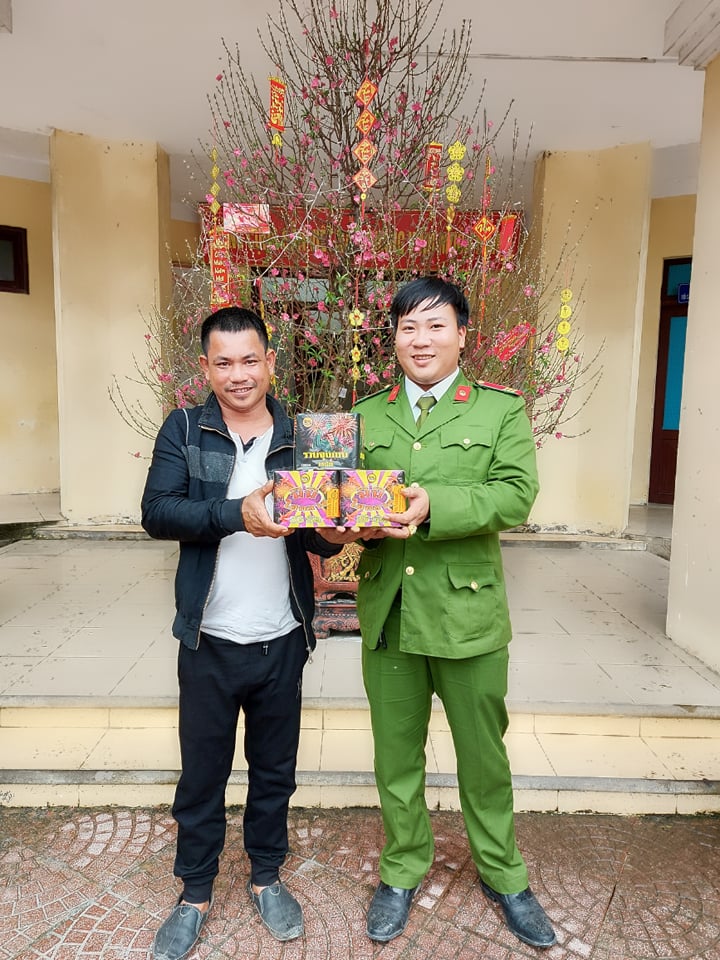 Anh Nguyễn Văn Tài tự nguyện giao nộp 03 hộp pháo hoa nổ loại 36 quả.