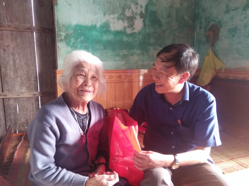 Đồng chí Nguyễn An Bình, UVTV Thị ủy - Chủ tịch UBMTTQVN thị xã tặng quà động viên các hộ nghèo TDP Cồn Két - Phường Quảng Thuận