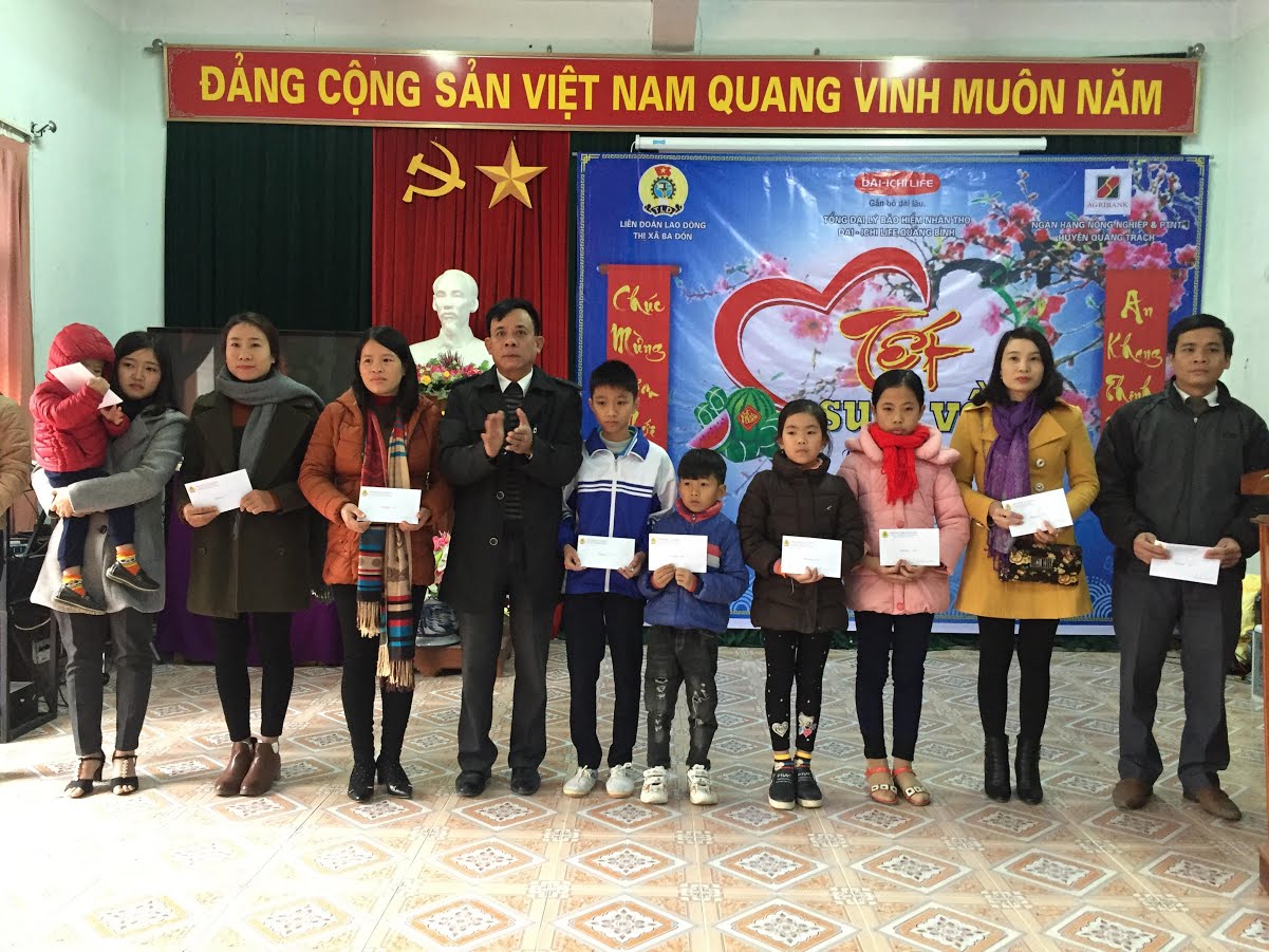 Đ/c Phan Xuân Khánh - PBT tHị ủy trao tặng quà cho đại diện các công đoàn cơ sở