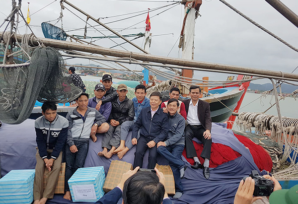 Đồng chí Chủ tịch UBND tỉnh thăm ngư dân chuẩn bị ra khơi đầu năm