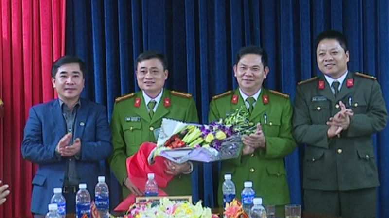 Đ/c Chủ tịch UBND thị xã Phạm Quang Long khen thưởng cho tập thể công an đã phá thành công chuyên án mang bí số 817T