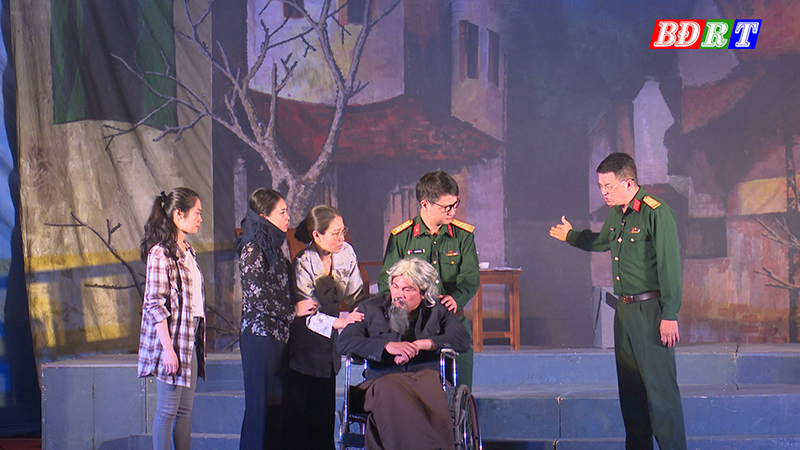 Nhà hát kịch nói Quân đội công diễn vở kịch nói “Sóng muôn đời thao thức” tại thị xã Ba Đồn