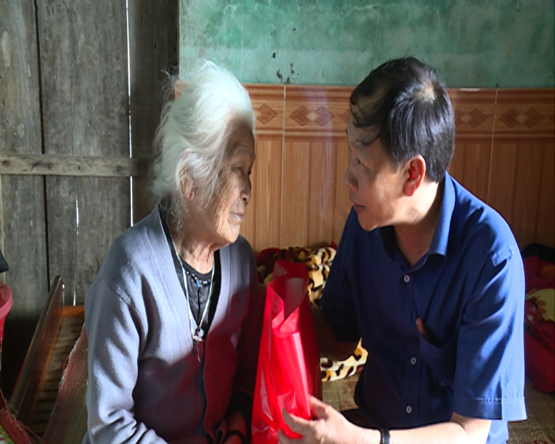 Đ/c Nguyễn An Bình - Chủ tịch Ủy ban MTTQVN thị xã tặng quà cho gia đình chính sách, hộ nghèo có hoàn cảnh khó khăn.