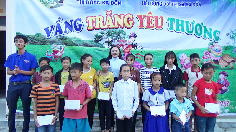 Thị Đoàn Ba Đồn trao 480 suất quà cho trẻ em thôn Minh Tiến, xã Quảng Minh nhân dịp Tết Trung Thu năm 2018