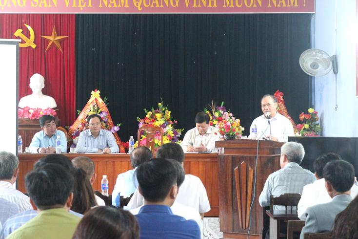 Đồng chí Hoàng Văn Thắng, Thứ trưởng Bộ NN-PTNT trao đổi với người dân thôn Linh Cận Sơn, xã Quảng Sơn, thị xã Ba Đồn.