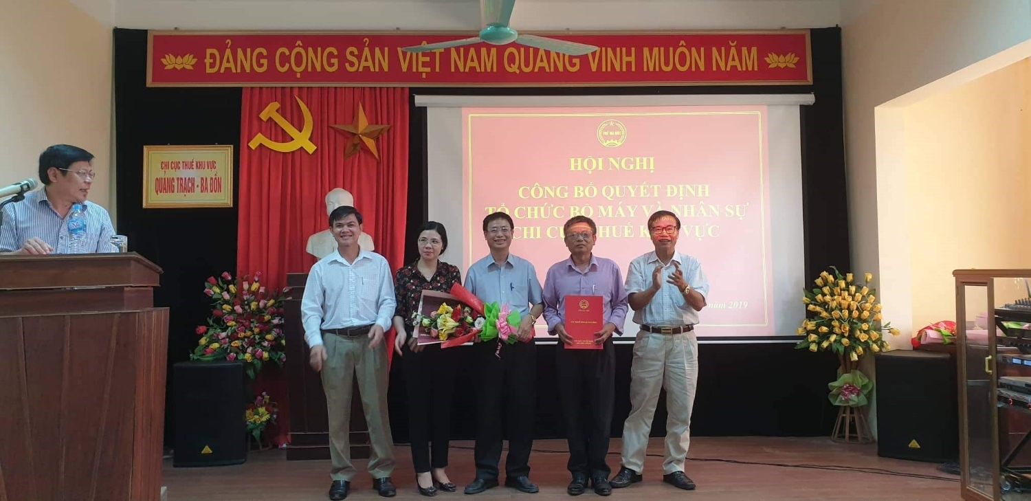 Đồng chí Trần Chính Quyền trao Quyết định thành lập cho Ban lãnh đạo Chi cục Thuế  khu vực Quảng Trạch- Ba Đồn