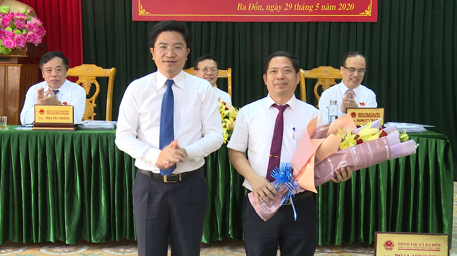 dc Trương An Ninh tặng hoa chúc mừng đc pct nhận chức