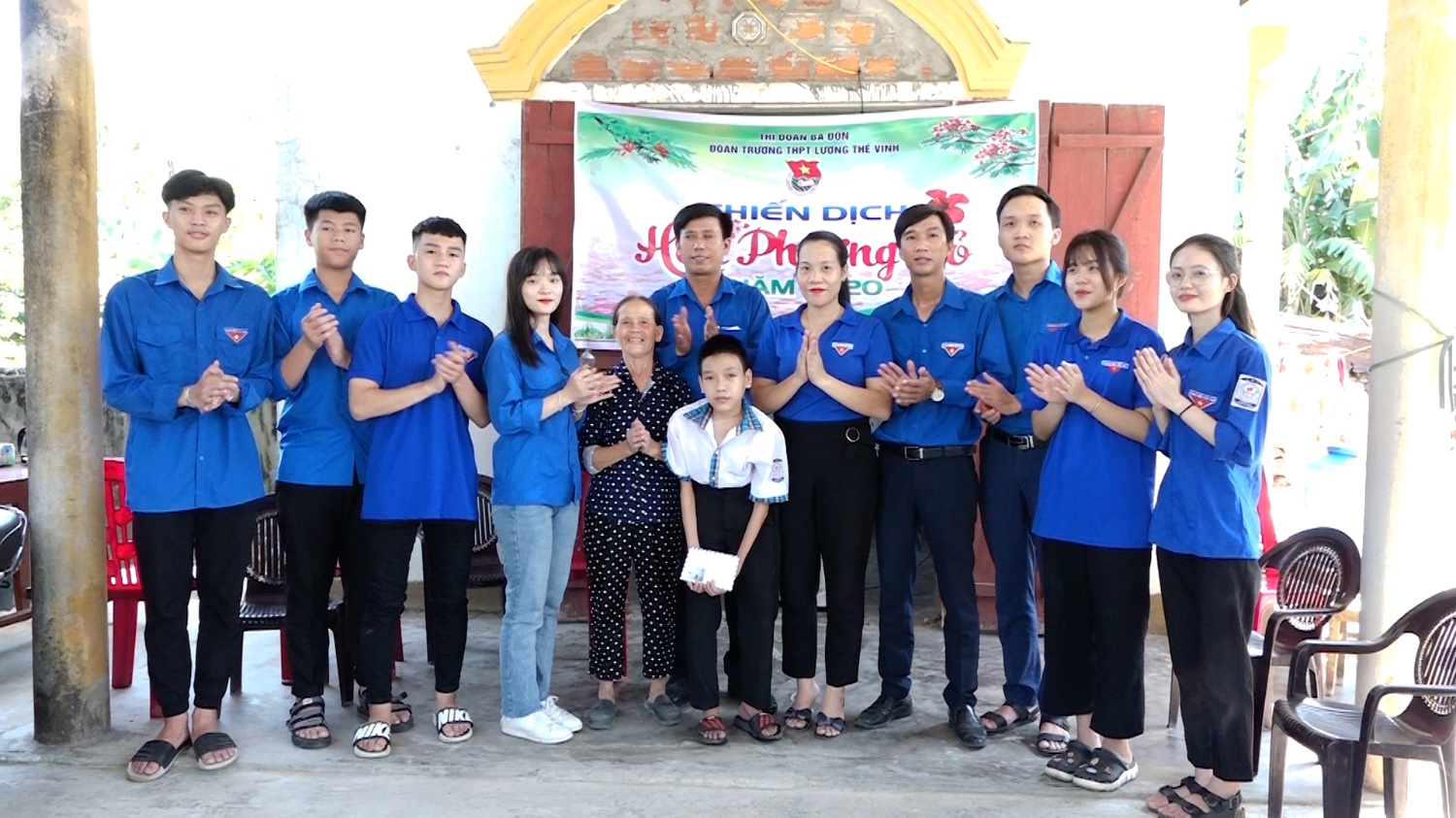 Đoàn Trường THPT Lương Thế Vinh tặng quà cho em Nguyễn Văn Đồng, phường Quảng Thuận