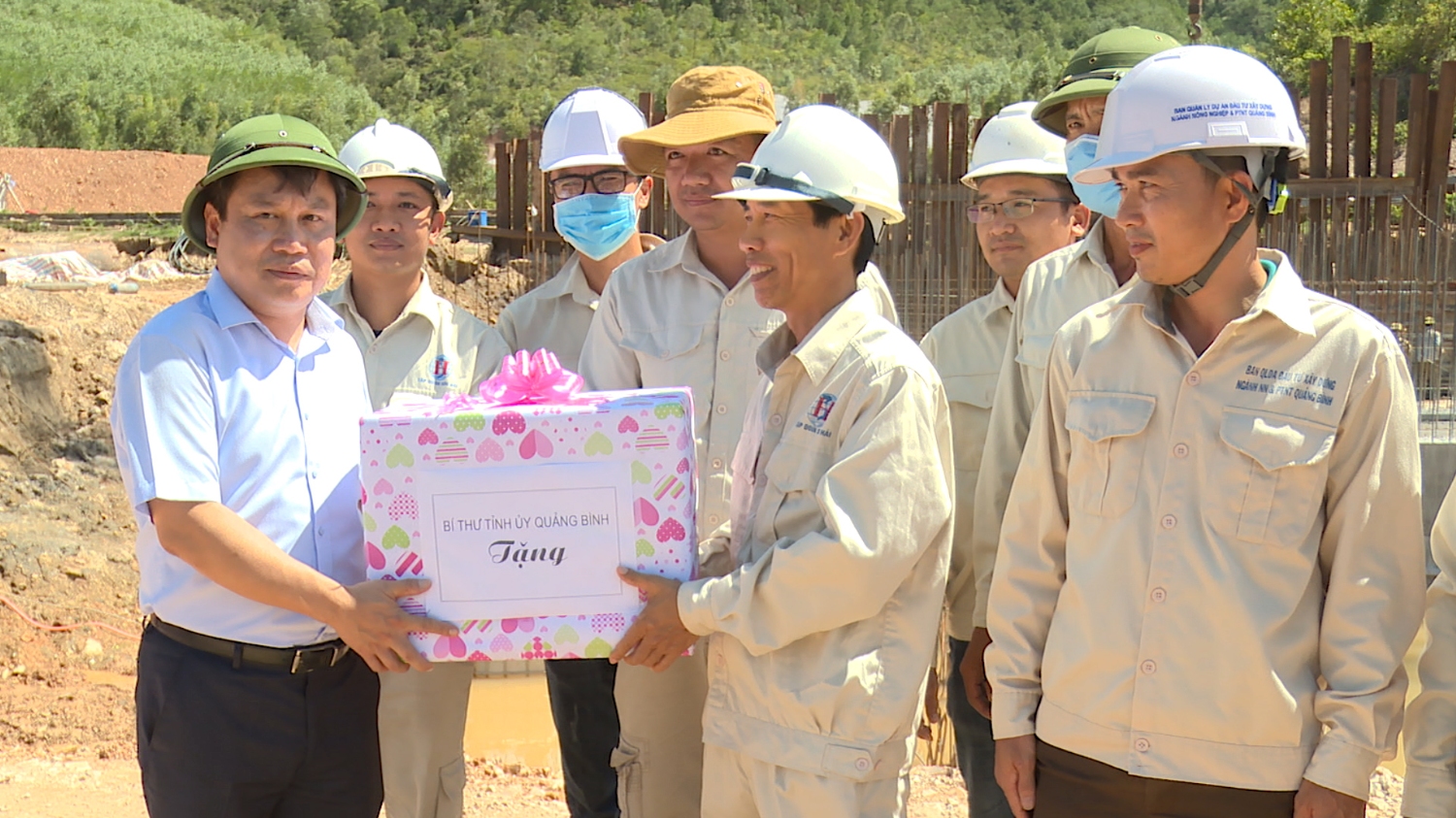 Đồng chí Bí thư tỉnh ủy tặng quà cho công nhân làm việc tại đập thủy lợi Rào nan