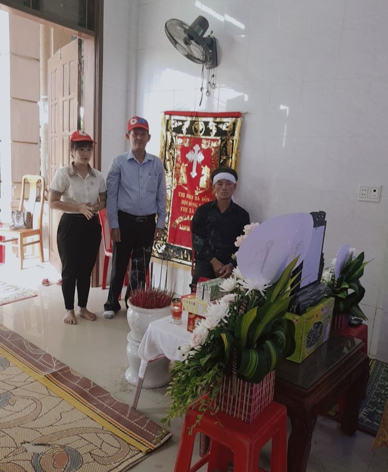 Đại diện Hội Chữ Thập đỏ thị xã và phường Quảng Thuận viếng hương học sinh bị đuối nước