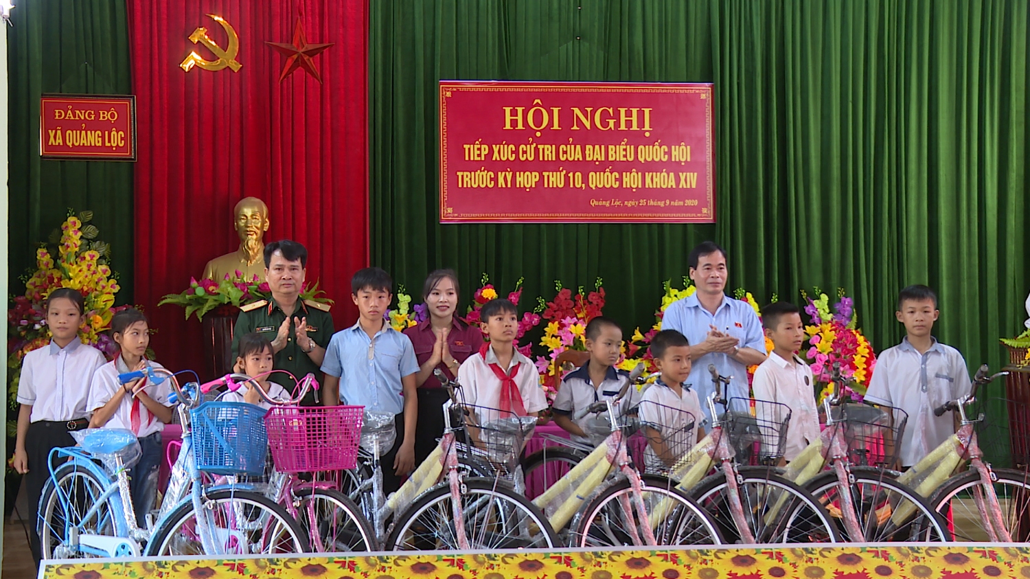 Đoàn đại biểu Quốc hội tặng xe đạp cho học sinh nghèo có hoàn cảnh khó khăn