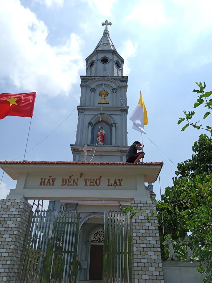 treo cờ tổ quốc tại nhà thờ phường Quảng Long