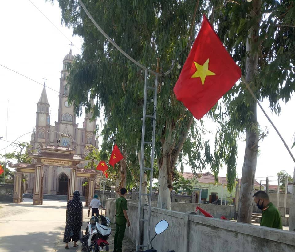 treo cờ tổ quốc tại nhà thờ phường Quảng Thọ