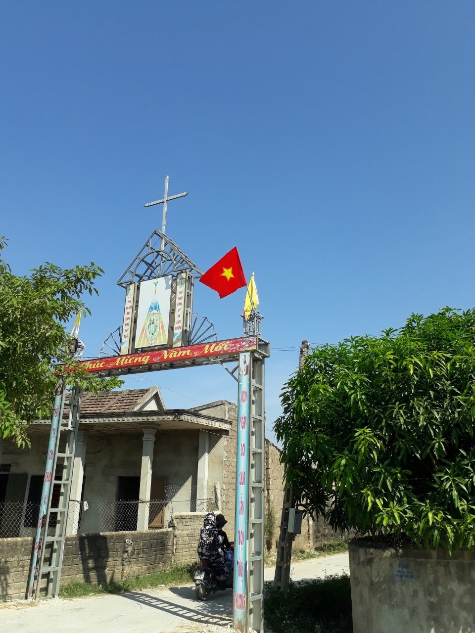 trro cờ tổ quốc tại các nhà thờ ở xã Quảng Hòa