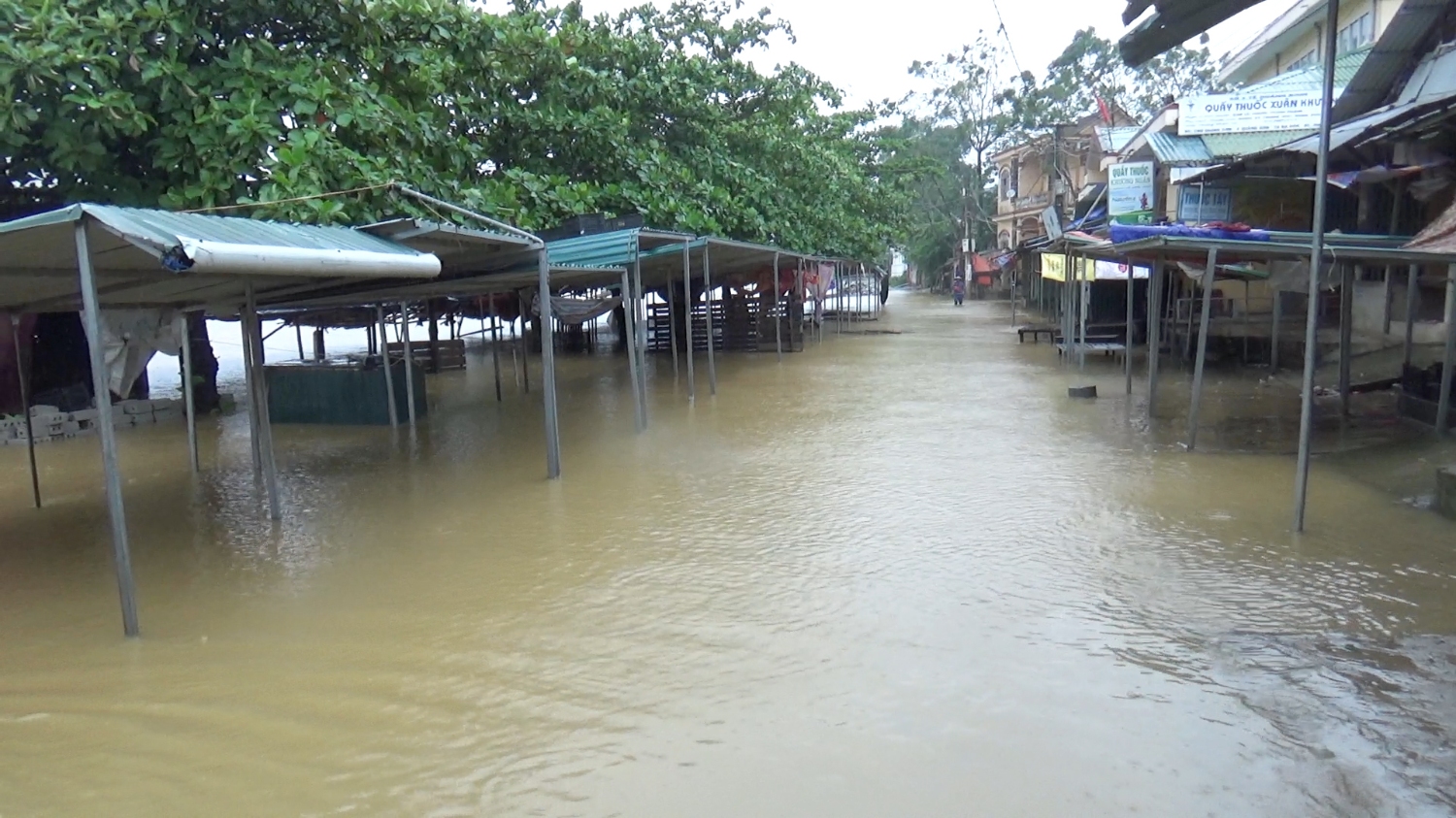 Nước lên ngập chợ xã Quảng Sơn