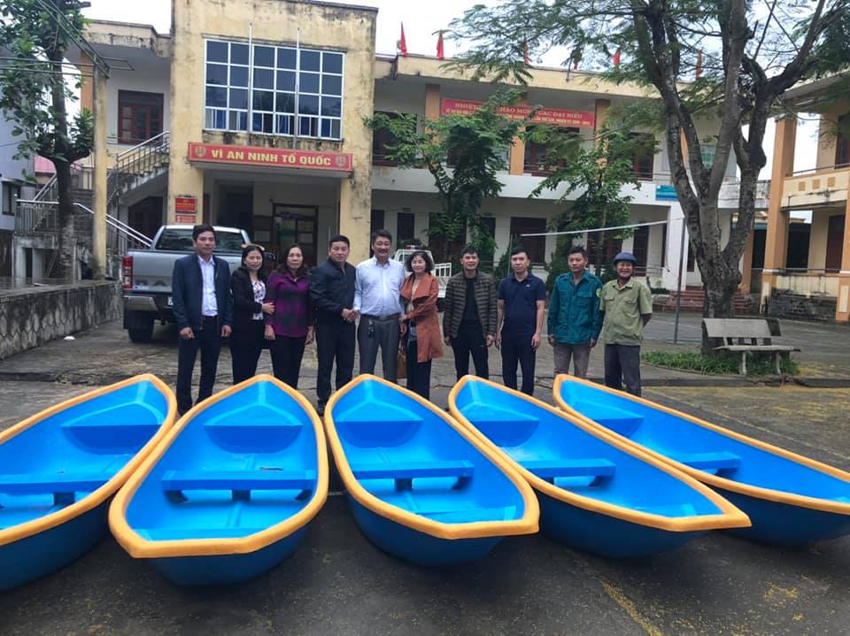 Anh Ngô Thanh Hà đại diện trao tặng 05 chiếc thuyền cho phường Quảng Long