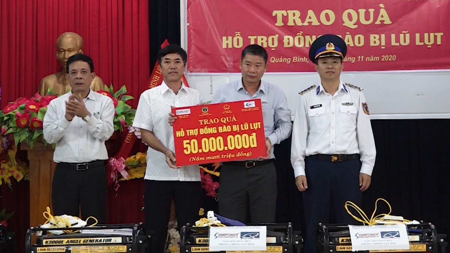 Bộ tư lệnh vùng Cảnh sát biển 1 phối hợp với Công ty CP Sáng Ban Mai, Ban Dân vận Tỉnh ủy trao 100 suất quà trị giá 50 triệu đồng cho người dân thị xã Ba Đồn