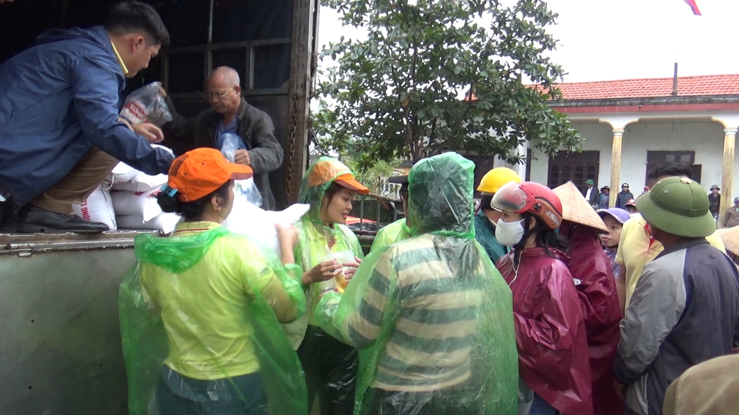 Cán bộ, công nhân viên Công ty CP tập đoàn DEKKO trao quà cho người dân thôn Hợp Hòa, xã Quảng Hòa