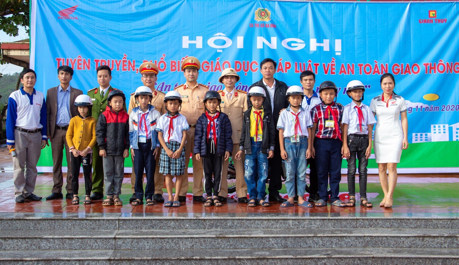Cửa hàng Honda Gianh Thúy đã trao tặng 60 mũ bảo hiểm cho 60 em học sinh trường TH THCS Quảng Thủy