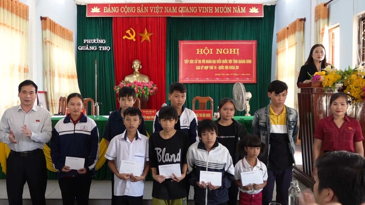 Đoàn Đại biểu Quốc hội tỉnh Quảng Bình tặng quà cho các em học sinh nghèo vượt khó