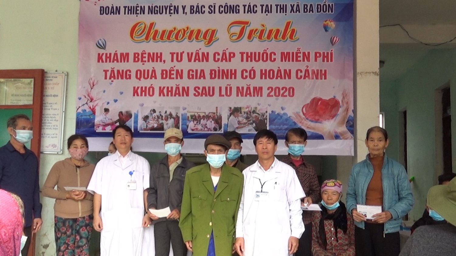 Đoàn thiện nguyện y, bác sỹ công tác tại thị xã Ba Đồn trao quà cho các đối tượng có hoàn cảnh đặc biệt khó khăn tại xã Quảng Minh