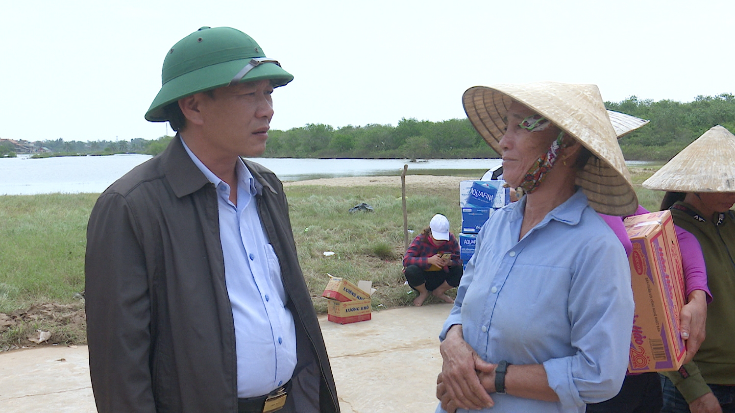 Đồng chí Nguyễn An Bình - Chủ tịch UBMTTQVN thị xã thăm hỏi và tặng quà cho người dân TDP Cồn Két
