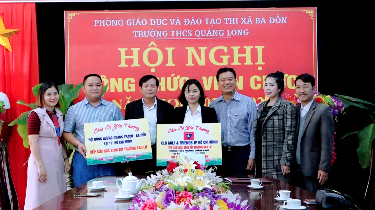 Hội đồng hương Quảng Trạch Ba Đồn tại Thành phố Hồ Chí Minh tặng quà cho trường THCS Quảng Long