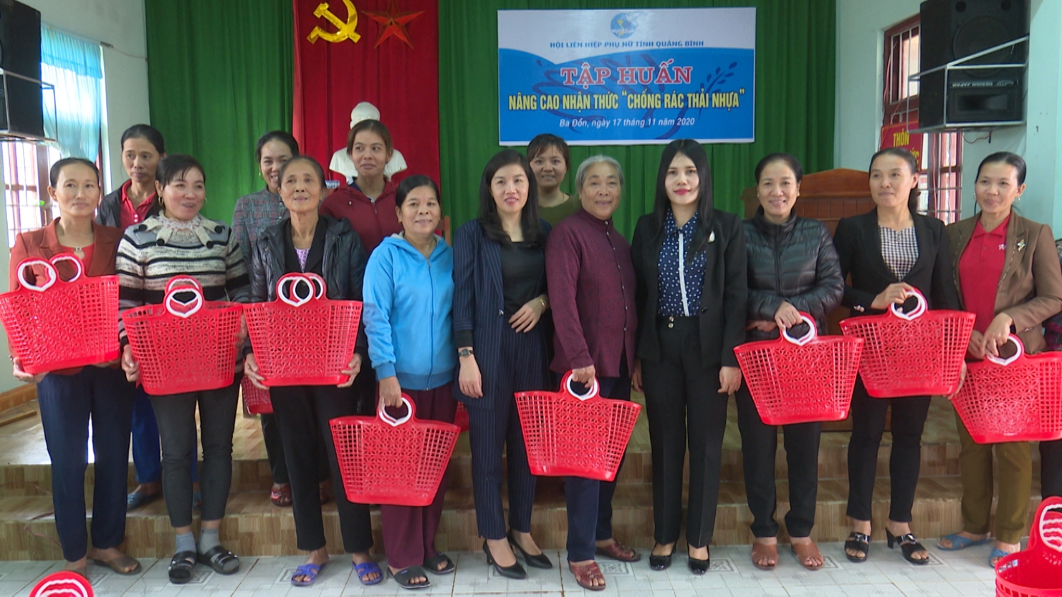Hội LHPN tỉnh Quảng Bình phối hợp Hội LHPN thị xã tặng làn nhựa cho người dân thôn Vĩnh Phước, xã Quảng Lộc