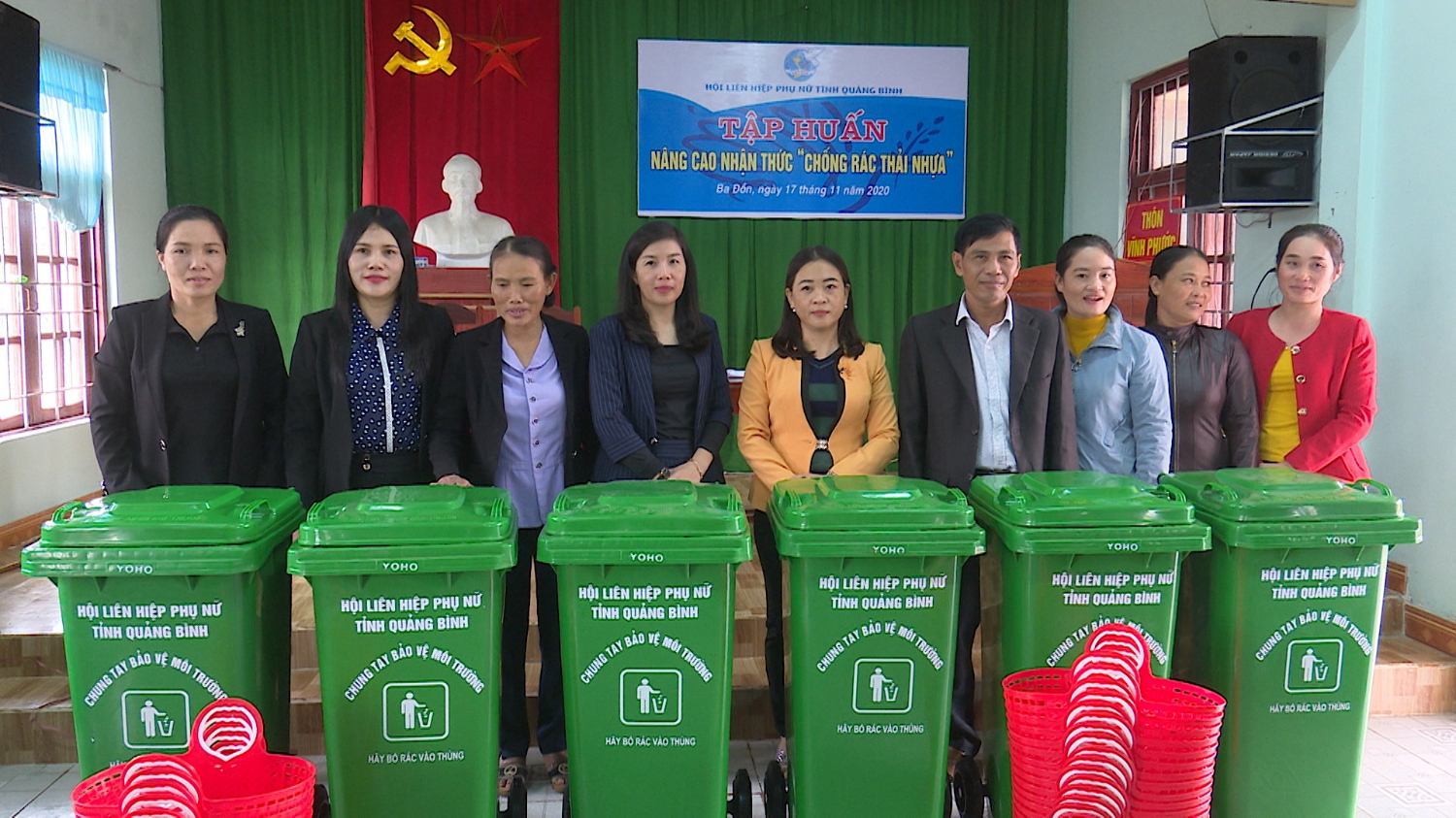 Hội LHPN tỉnh Quảng Bình phối hợp Hội LHPN thị xã tặng thùng rác cho người dân thôn Vĩnh Phước, xã Quảng Lộc