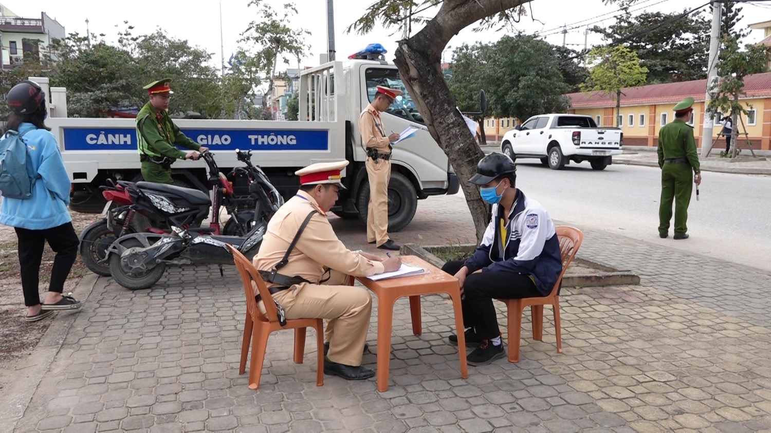Lực lượng công an đang xử lý các trường hợp vi phạm trật tự giao thông tại phường Ba Đồn