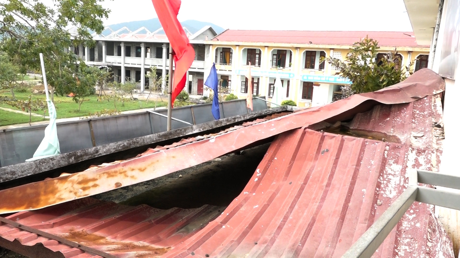 Mái tôn tại trường THCS Quảng Sơn bị hư hại nặng