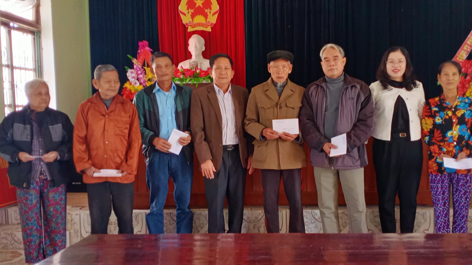Phòng Lao động TBXH thị xã thay mặt doanh nghiệp đỡ đầu trao hỗ trợ cho các đối tượng hộ nghèo thuộc NCC tại xã Quảng Sơn