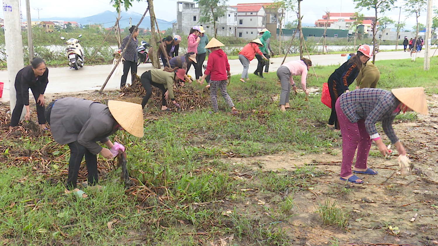 Phụ nữ thôn Vĩnh Phước, xã Quảng Lộc dọn vệ sinh